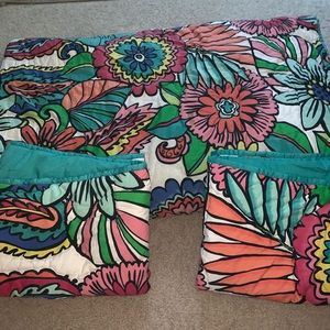 PB TWIN SIZE COMFORTER W/ 2 PILLOW SHAMS